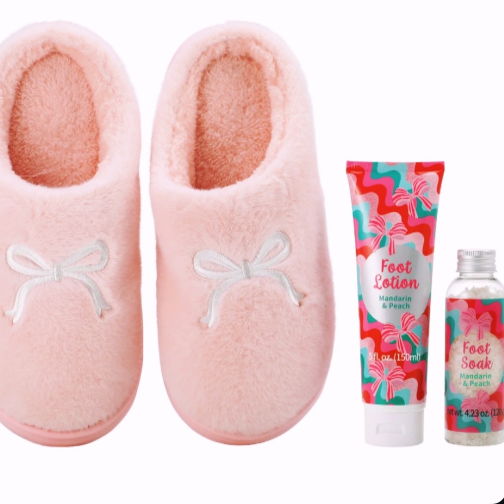 BRAND NEW Foot Care Gift 3 Pieces Set w/ Slippers, Foot Lotion, & Foot Soak-Pink